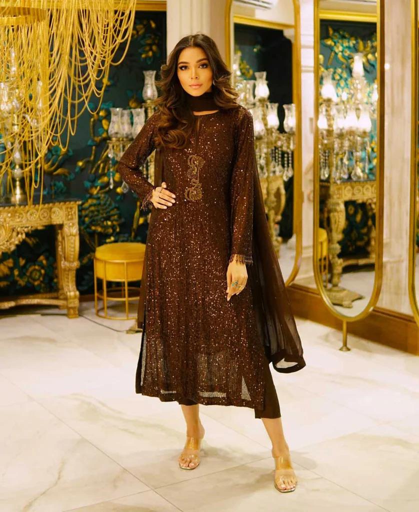 women worn a pakistani outfit in a stylish pose