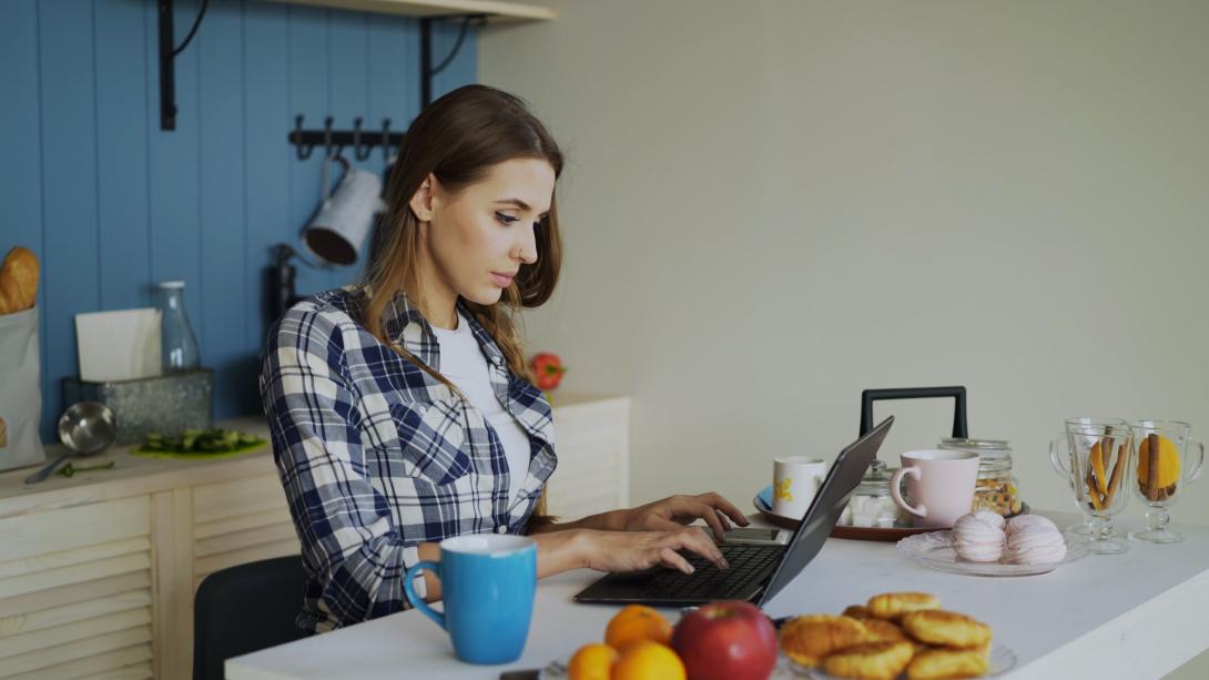 https://www.pexels.com/photo/young-woman-working-remotely-in-kitchen-36697446/
